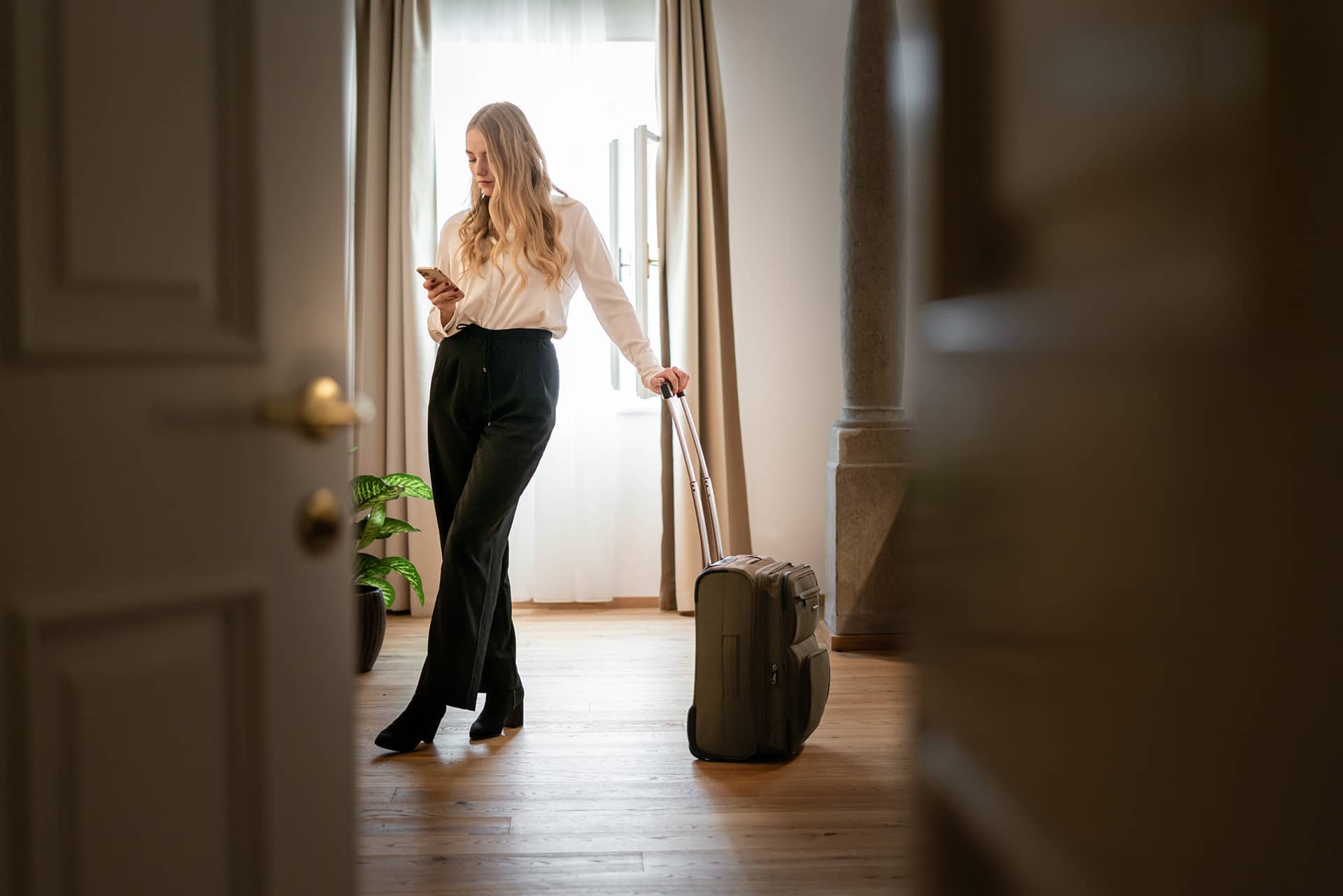 Foto ins Hotelzimmer mit blonder Businessreisender