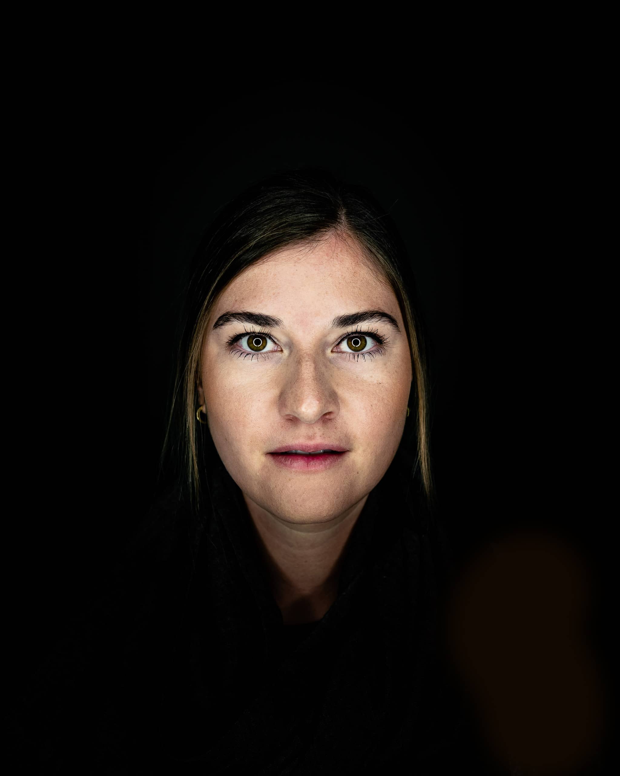 Portraitfoto Mädchen in Schwarz
